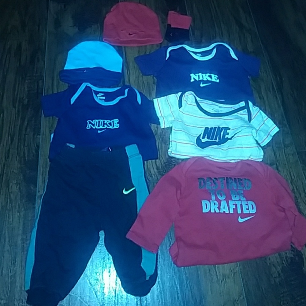 Nike lot-4 onsies red is long sleeve,pants,hat